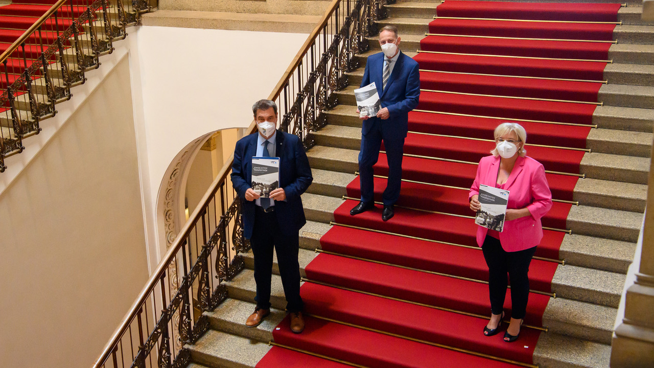 Themenheft „Flucht und Vertreibung“ beleuchtet das Schicksal von deutschen Heimatvertriebenen Themenheft „Flucht und Vertreibung“ beleuchtet das Schicksal von deutschen Heimatvertriebenen